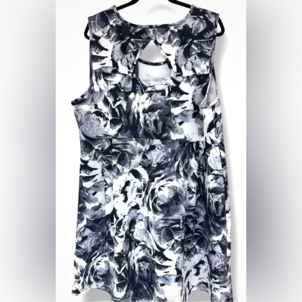 NWT  Apt 9 Sleeveless Dress in Black and White
Size 3X